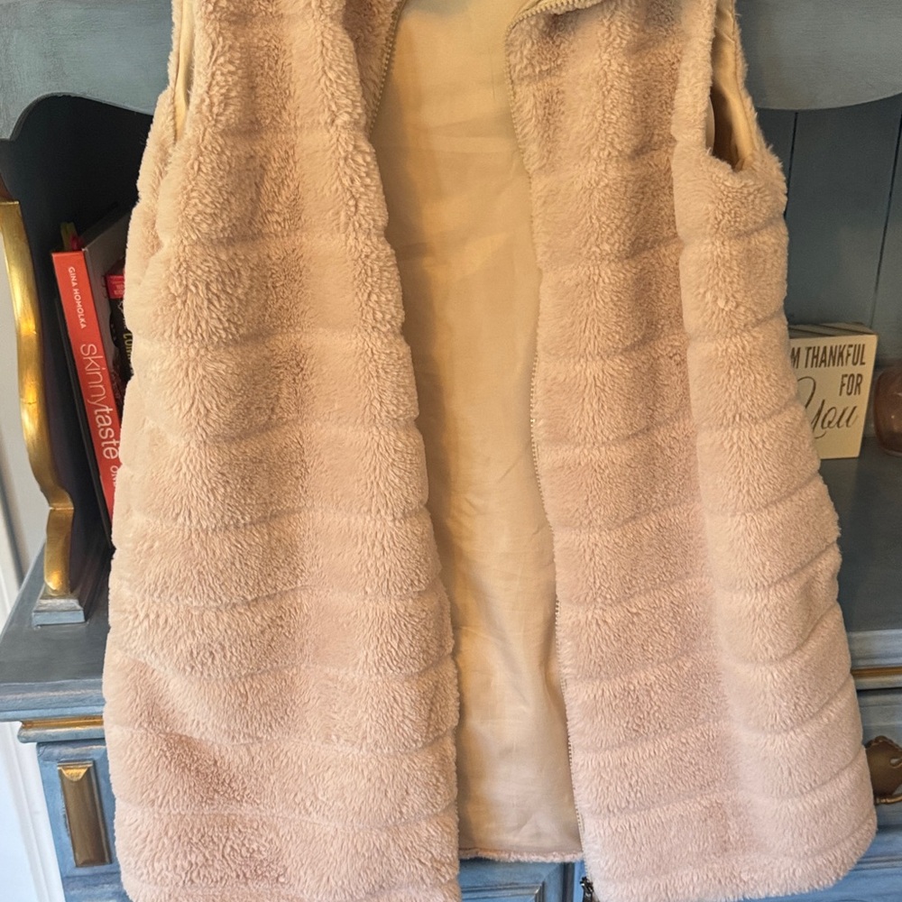 Women's Cream Faux Fur Vest - Picture 5 of 9